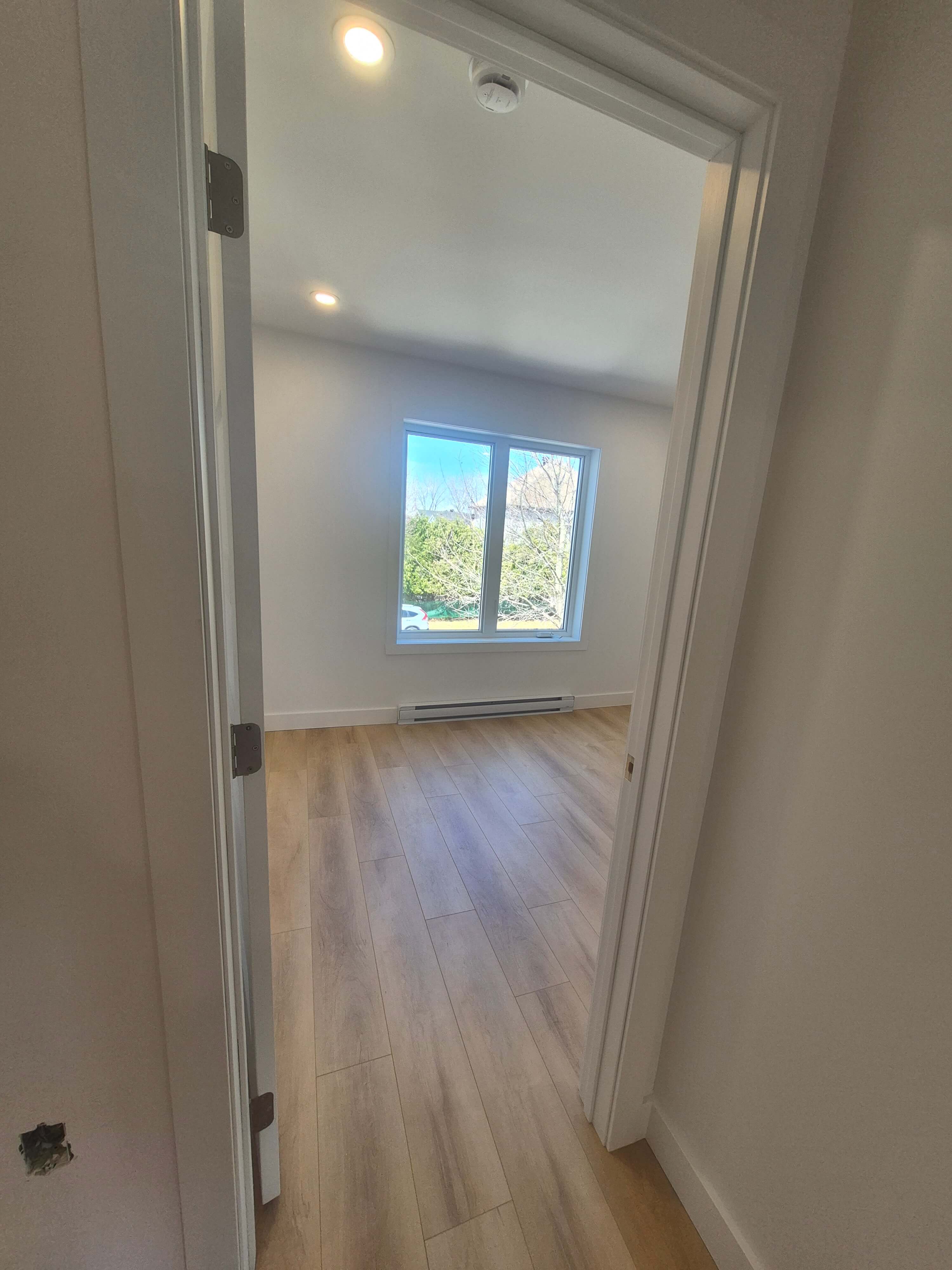 Chambre rénovée avec plancher clair