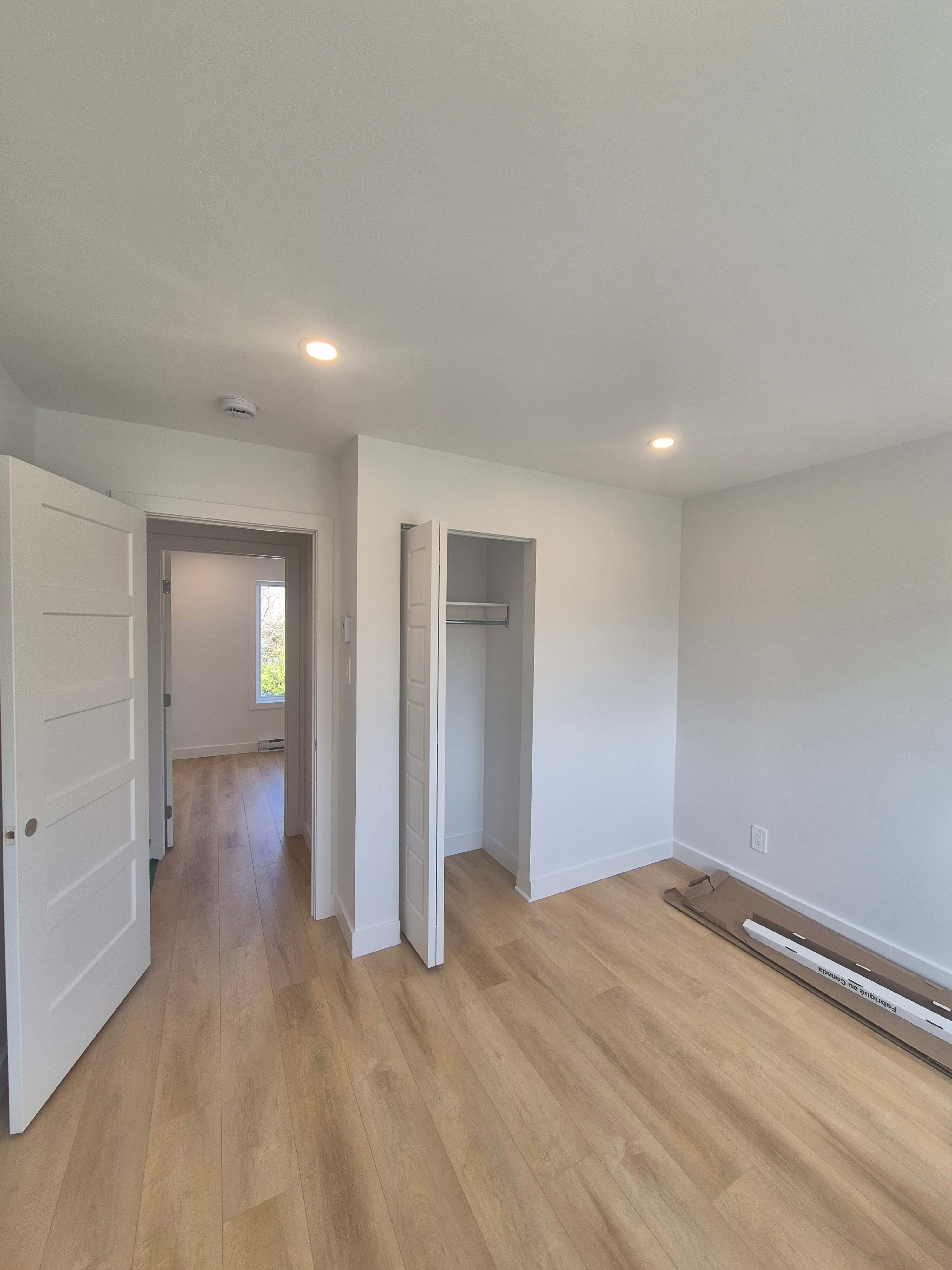 Passage intérieur menant à une pièce rénovée